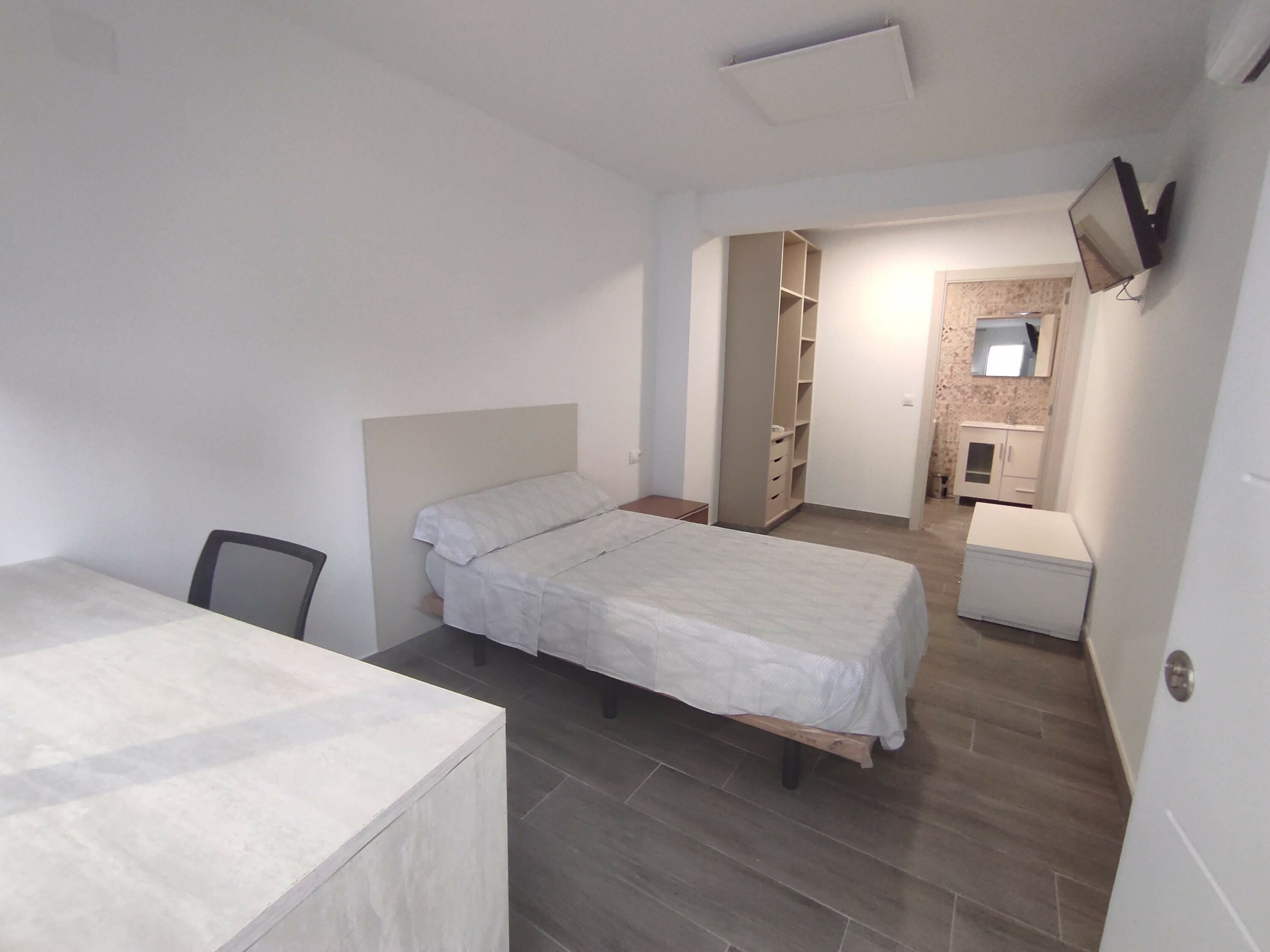 Habitación de estudiante con baño en suite en piso compartido – Ref. 001397