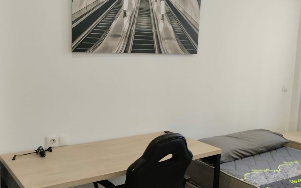 Appartement étudiant de 3 chambres et 3 salles de bains, rénové – Réf.001395