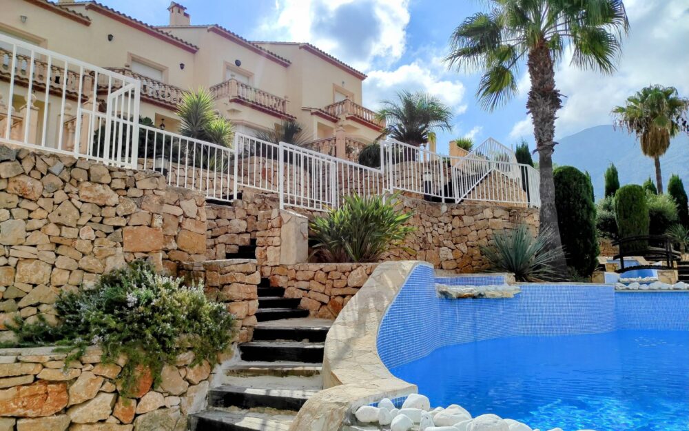 Casa adosada en urbanización Cascada Azul – con vistas al mar y al Montgo – Ref. 001412