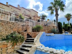 Maison jumelée dans l’urbanisation Cascada Azul – avec vue sur la mer et Montgo – Réf. 001412